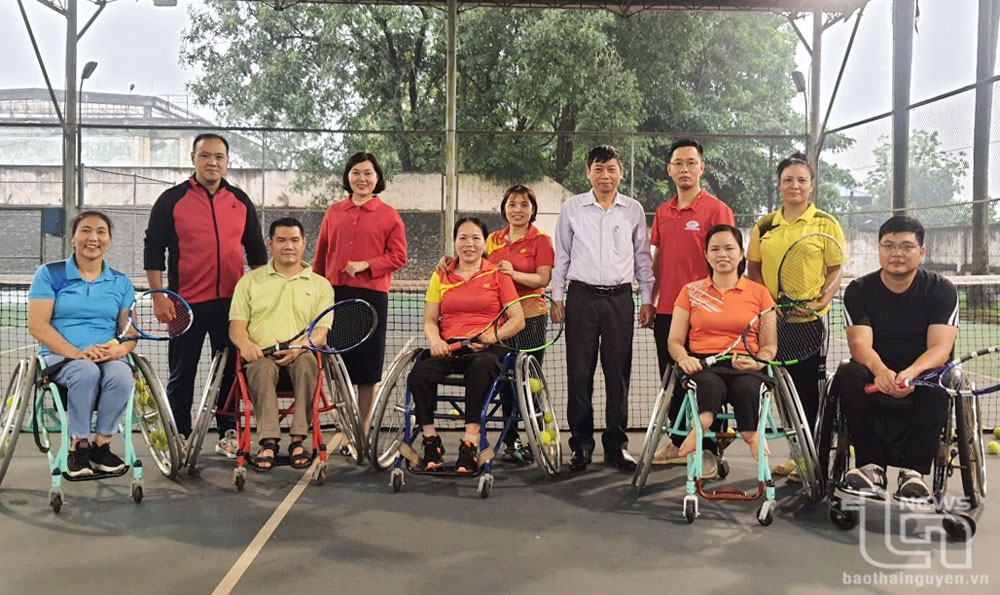 Cán bộ Sở Văn hóa, Thể thao và Du lịch luôn đồng hành với các vận động viên người khuyết tật.