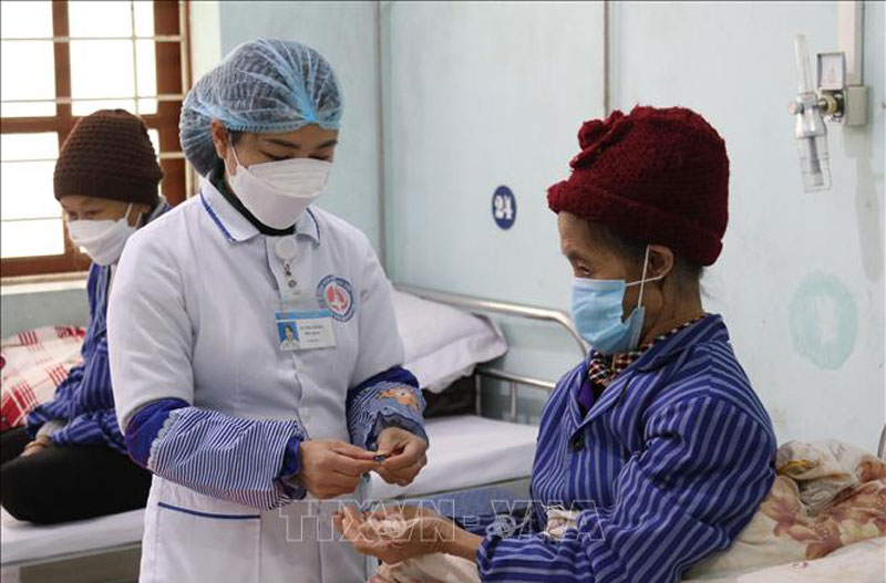 Bác sỹ Bệnh viện Phổi Lạng Sơn chăm sóc, cấp thuốc cho bệnh nhân nhiễm lao. Ảnh: Nguyễn Quang Duy/TTXVN
