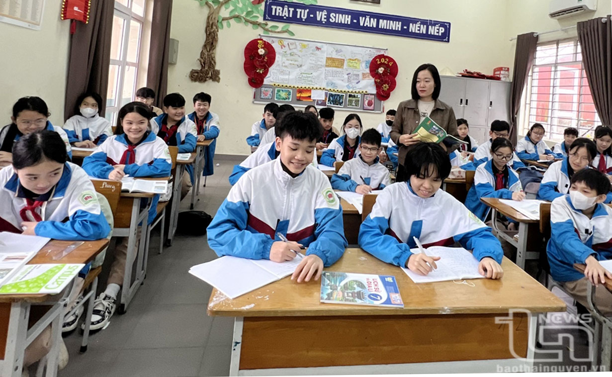 Cô giáo Nguyễn Hải Yến giảng bài tại lớp 7A1, Trường Tiểu học và THCS 915 Gia Sàng.