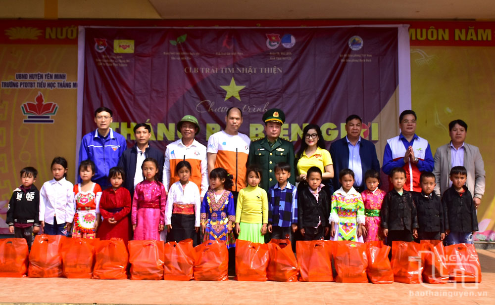 Đại diện Câu lạc bộ Trái tim Nhật thiện, Câu lạc bộ Từ thiện Thái Nguyên, Mạng lưới tình nguyện quốc gia khu vực miền Bắc trao quà cho học sinh nghèo 2 tại xã Thắng Mố.