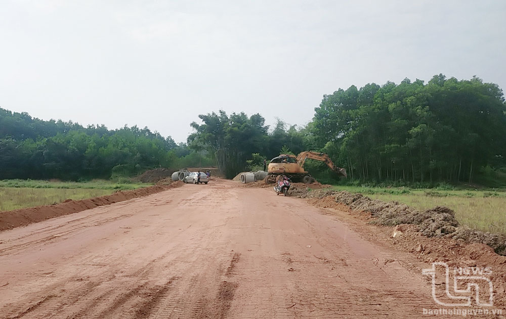 Một tuyến đường bê tông ở xóm Đồi Chè, xã Phúc Trìu (TP. Thái Nguyên), đang được đầu tư xây dựng, dự kiến hoàn thành trong năm 2024.