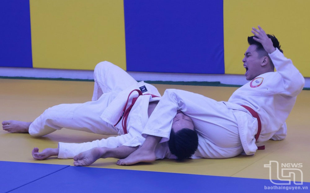 Vận động viên bộ môn Jujitsu tích cực tập luyện, sẵn sàng tham gia thi đấu.
