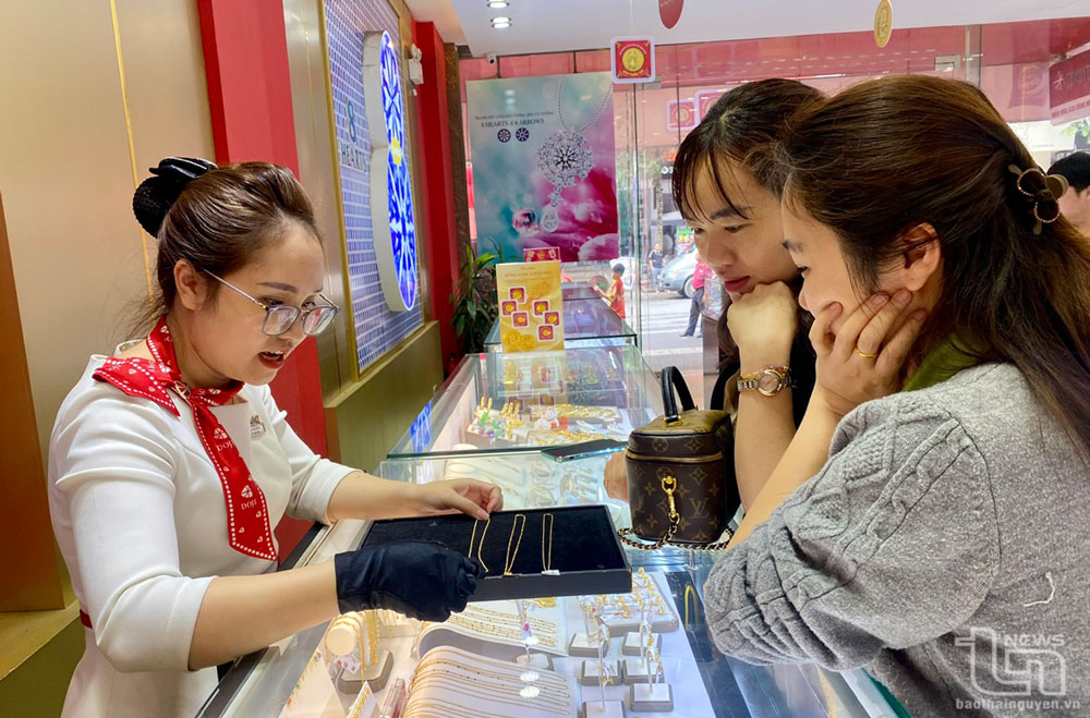 Người dân chọn mua vàng tại Tiệm vàng Kim Quy, phường Trung Thành (TP. Thái Nguyên).