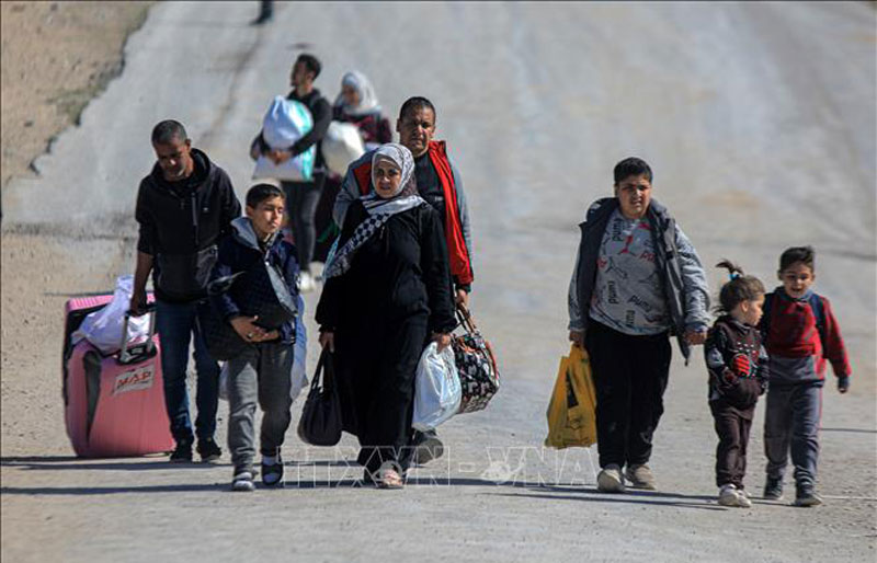 Người dân rời bỏ nhà cửa ở thành phố Khan Younis, Dải Gaza để đi lánh nạn, ngày 4/3/2024. Ảnh: THX/TTXVN