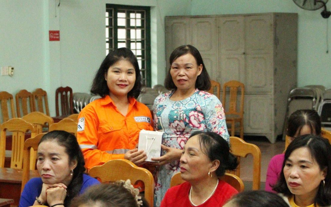 Đại diện Công ty Núi Pháo tặng quà hội viên phụ nữ tham gia chương trình.