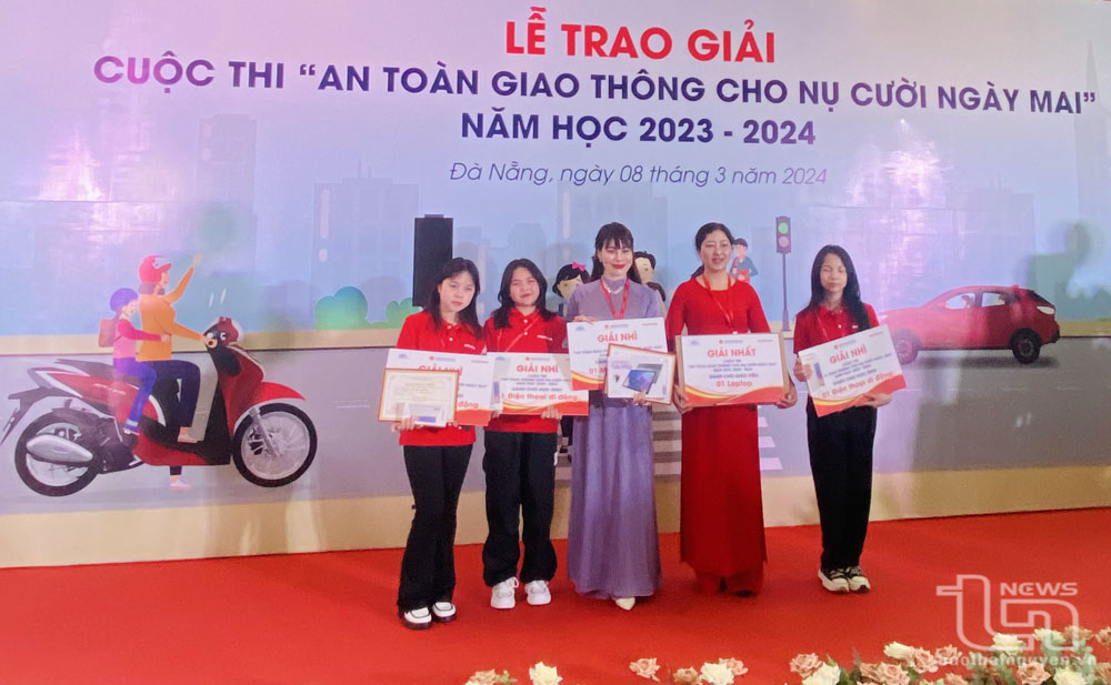 Các giáo viên và học sinh Thái Nguyên đoạt giải.