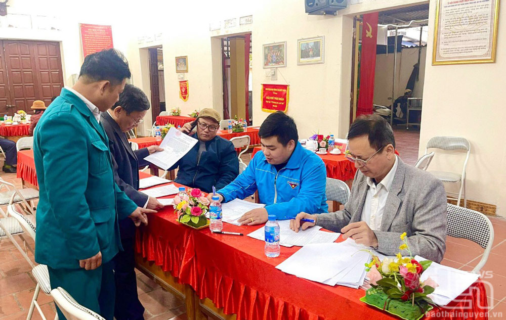 Các cử tri xã Quyết Thắng (TP. Thái Nguyên) được hướng dẫn bỏ phiếu đảm bảo đúng quy định.