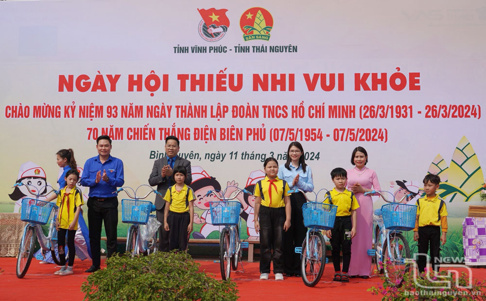 Lãnh đạo Tỉnh đoàn, Hội đồng Đội tỉnh Thái Nguyên trao tặng xe đạp cho các học sinh có hoàn cảnh khó khăn của Trường Tiểu học Hương Canh A.