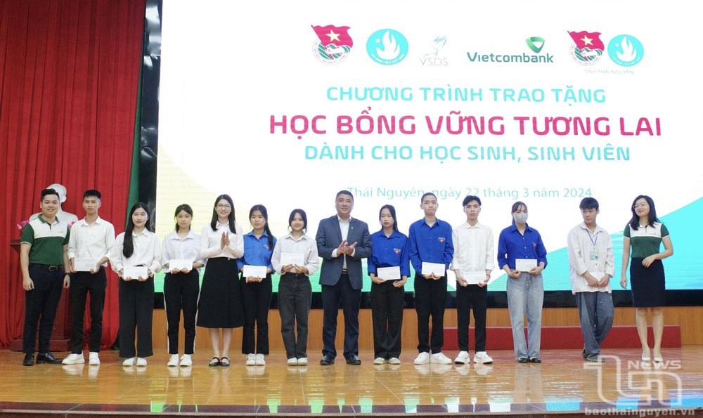 Trung ương Đoàn phối hợp với Ngân hàng Thương mại CP Ngoại thương Việt Nam trao tặng học bổng “Vững tương lai” cho sinh viên, học sinh trên địa bàn tỉnh.