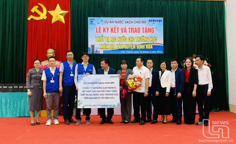 Samsung Thai Nguyen donates water filtration equipment to schools in Dinh Hoa