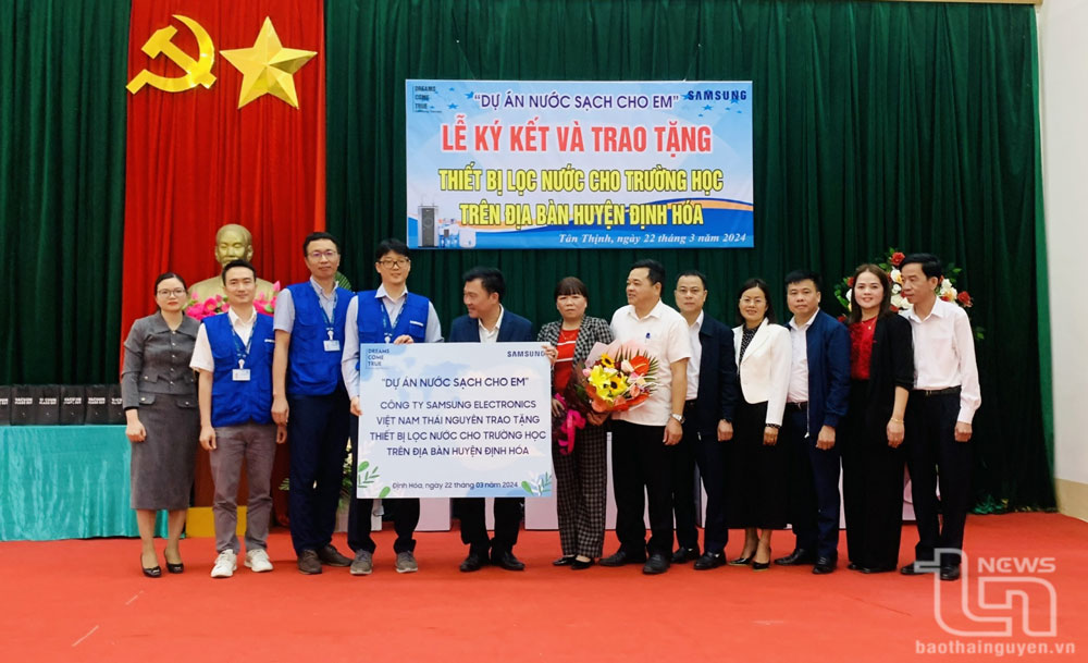 학교들에 정수 장비를 기증하는 삼성전자 베트남타이응우옌(SEVT)의 대표단의 모습