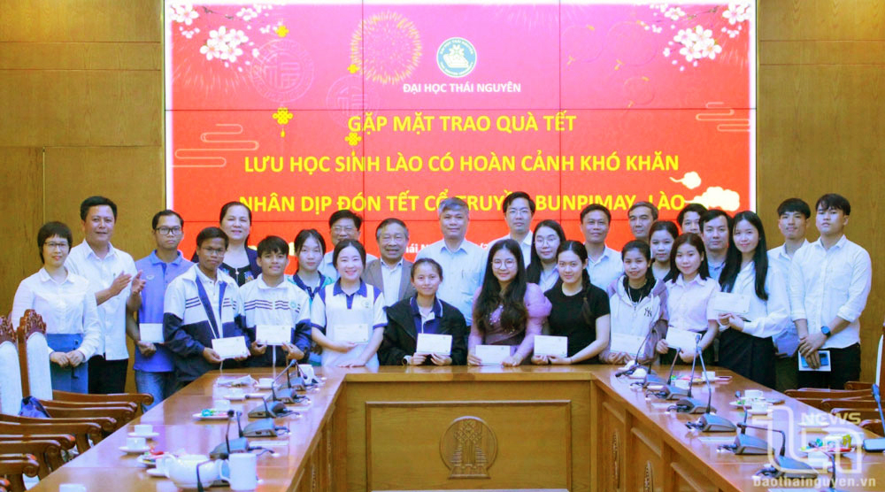太原大学与越老友好协会和太原省助学协会领导人向老挝困难留学生赠送慰问品