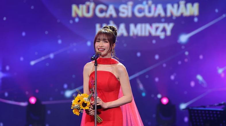 Ca sĩ Hòa Minzy xúc động phát biểu tại lễ trao giải. (Ảnh: Ban tổ chức)