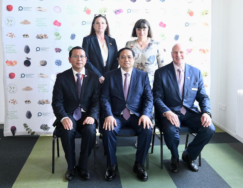 Thủ tướng Phạm Minh Chính chụp ảnh lưu niệm với lãnh đạo Trung tâm Nghiên cứu cây trồng và thực phẩm New Zealand.