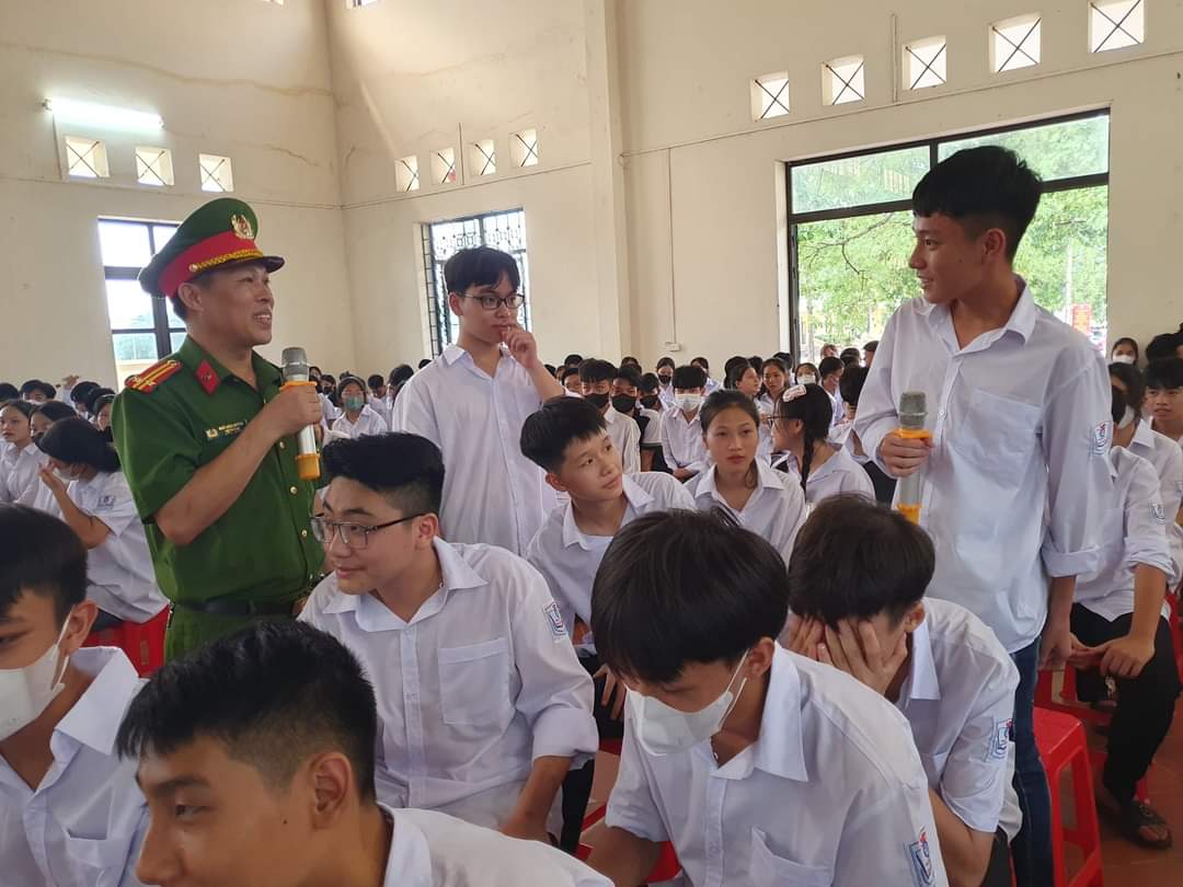 Cán bộ Công an huyện Phú Bình tuyên truyền về tác hại của ma túy cho học sinh Trường THPT Phú Bình.