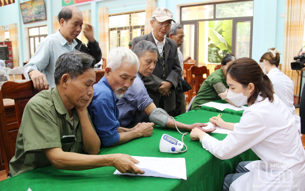 Các y, bác sĩ của Bệnh viện đa khoa huyện Phú Bình khám lâm sàng cho các đối tượng chính sách trên địa bàn xã.