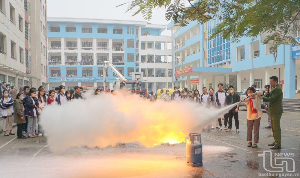 Sinh viên Trường Đại học Y - Dược Thái Nguyên thực hành sử dụng bình chữa cháy xách tay để dập tắt đám cháy do rò rỉ gas.