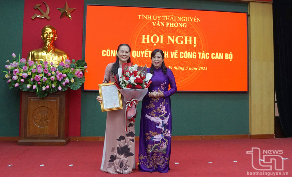 Đồng chí Bí thư Tỉnh ủy Nguyễn Thanh Hải chúc mừng Thượng tá Nguyễn Thị Thảo.