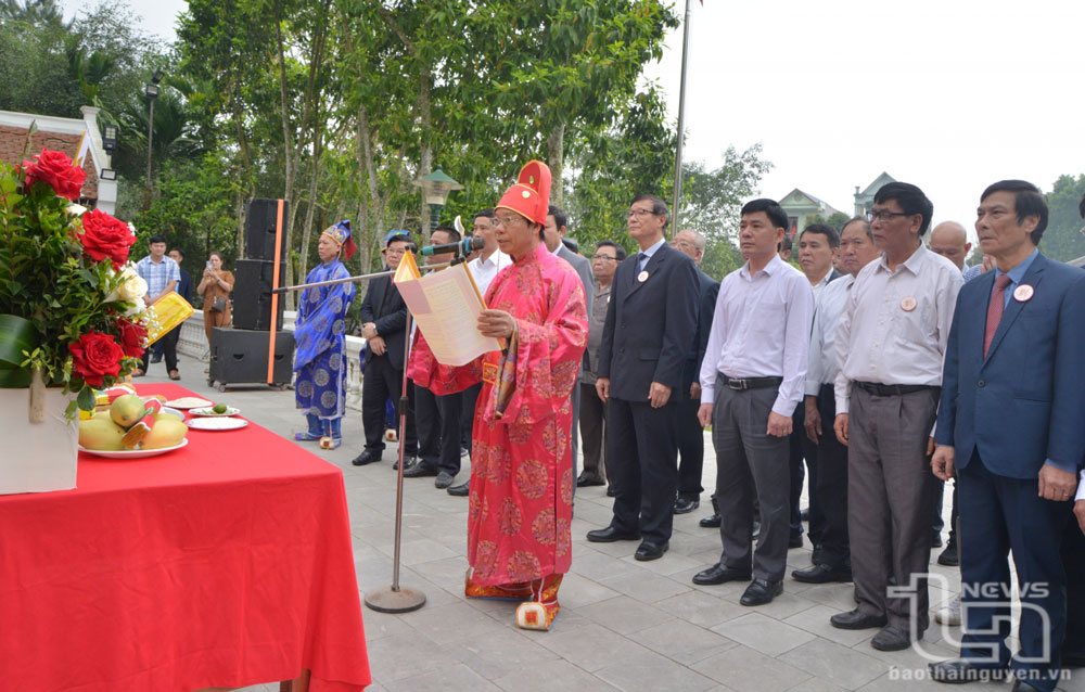 Các đại biểu cùng nhân dân địa phương làm lễ, chuẩn bị dâng hương Tể tướng Lưu Nhân Chú.