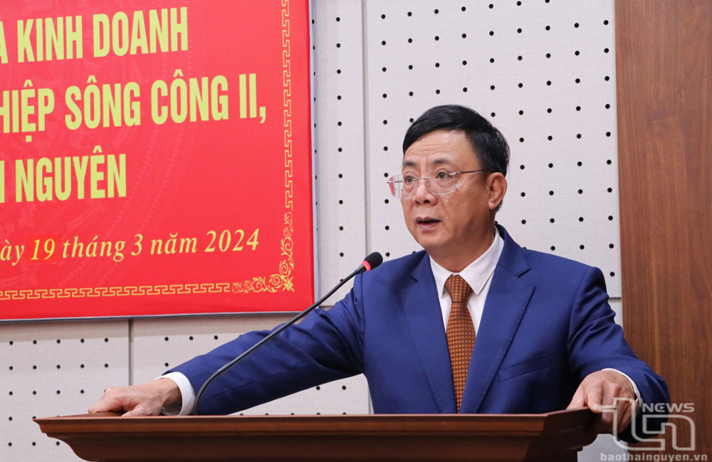 太原省人民委员会常务副主席邓春长在仪式上发表讲话。