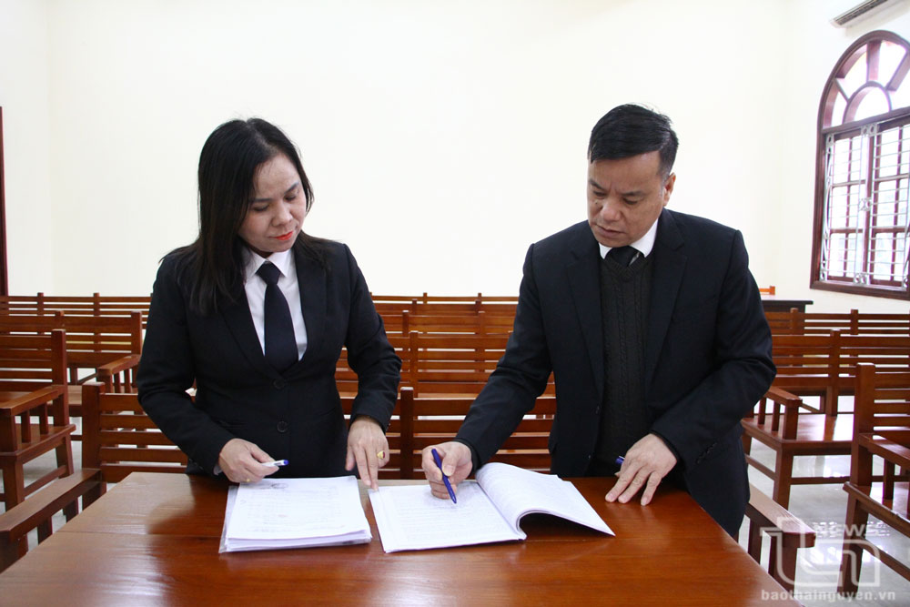 Hội thẩm nhân dân Lê Đình Hiệp và Nguyễn Thị Hoàng Lan trao đổi về hồ sơ vụ án trước khi tham gia xét xử.
