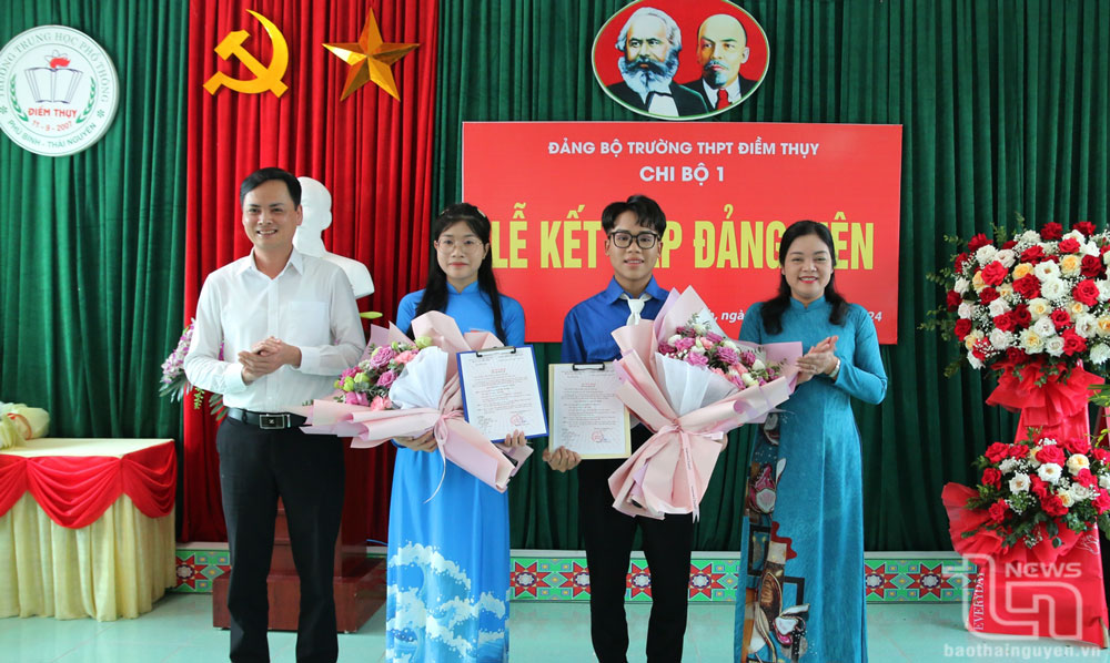 Lãnh đạo huyện Phú Bình chúc mừng 2 đảng viên mới được kết nạp.