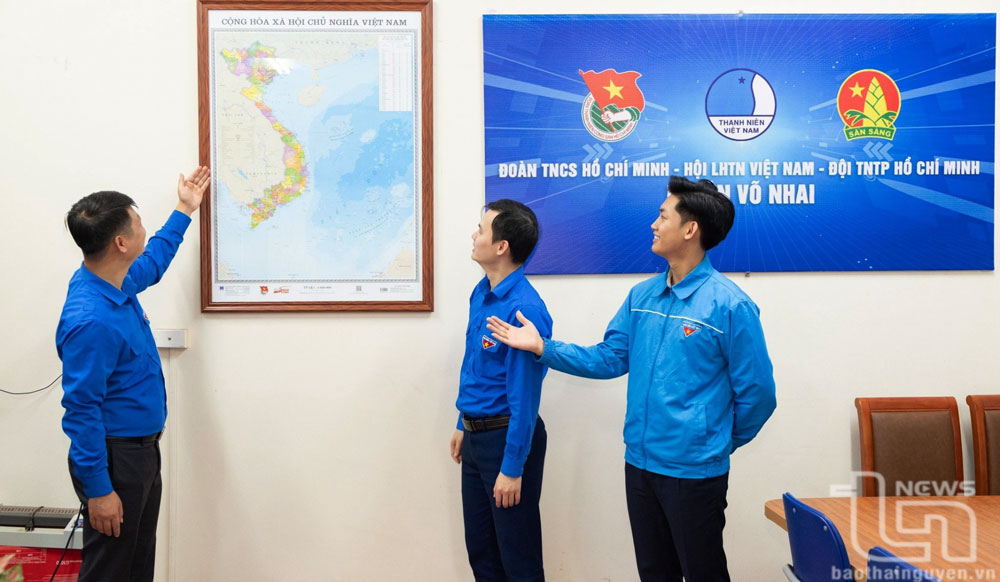 Cán bộ Huyện đoàn Võ Nhai treo bản đồ Việt Nam tại văn phòng làm việc.