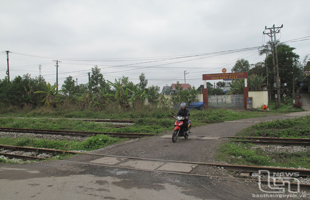 Các chủ phương tiện đi qua lối mở đường sắt Quan Triều - Núi Hồng, thuộc tổ 12, phường Quan Triều (TP. Thái Nguyên), thường đi chậm, chú ý quan sát đảm bảo an toàn.