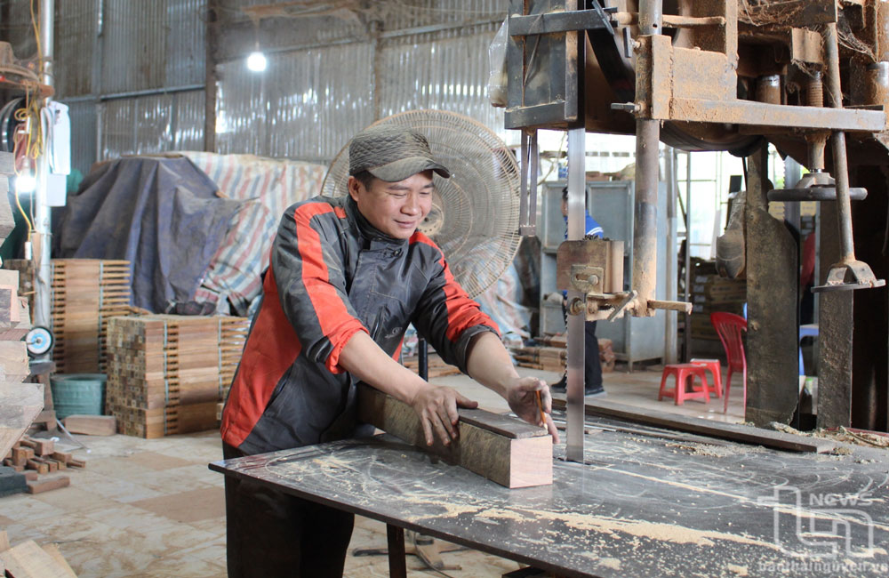 TP. Phổ Yên hiện có hơn 7.000 lao động làm việc tại các làng nghề, với mức thu nhập bình quân 5 triệu đồng/người/tháng. Trong ảnh: Sản xuất đồ mộc tại Làng nghề gỗ mỹ nghệ Cẩm Trà, phường Trung Thành.