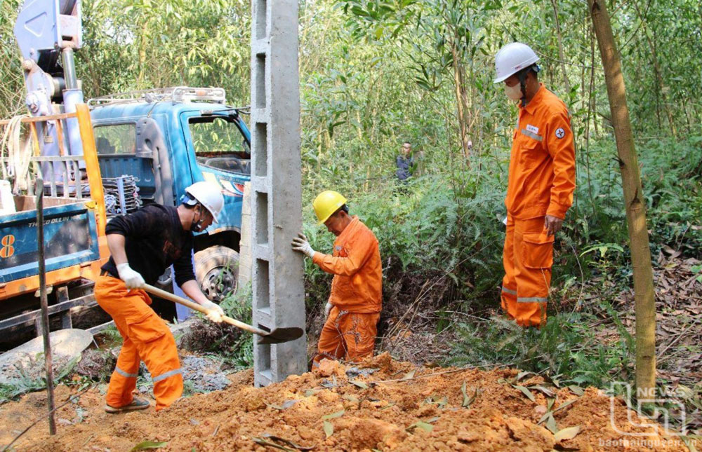 Điện lực Phú Bình phối hợp với nhà thầu lắp đặt cột để cấp điện cho xóm Thòng Bong, xã Tân Kim.