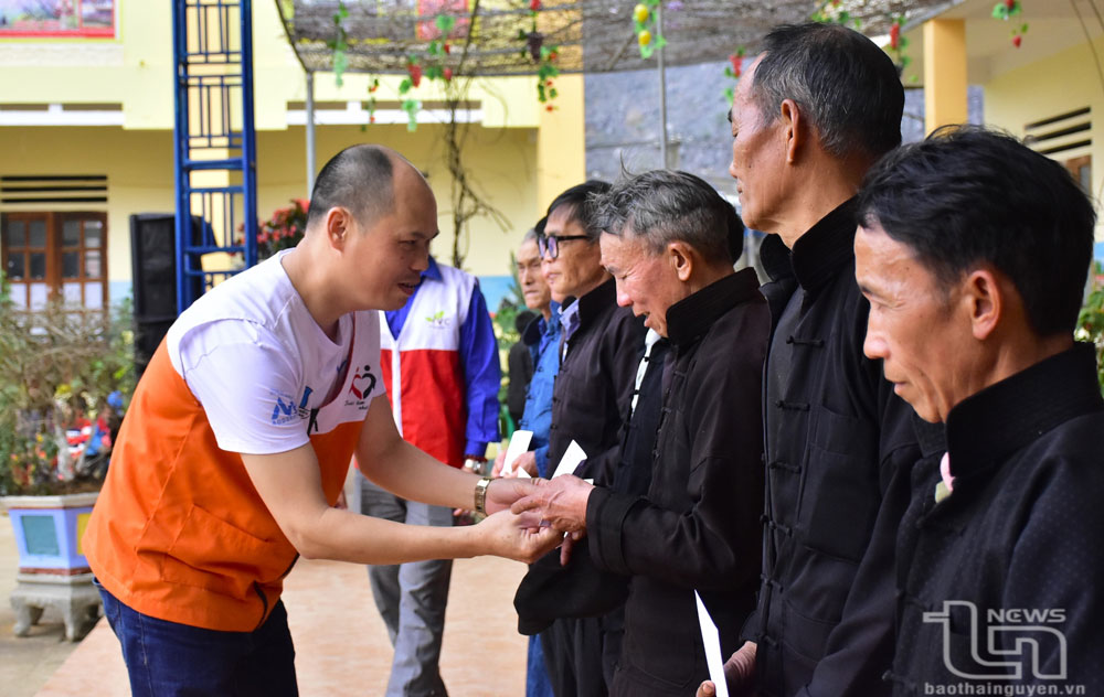Đại diện Câu lạc bộ Trái tim Nhật thiện trao quà cho các gia đình có công, người có uy tín của xã Thắng Mố, huyện Yên Minh, Hà Giang.