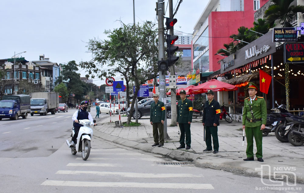 Hội viên cựu chiến binh TP. Thái Nguyên phối hợp với lực lượng Công an điều tiết, đảm bảo an toàn giao thông.