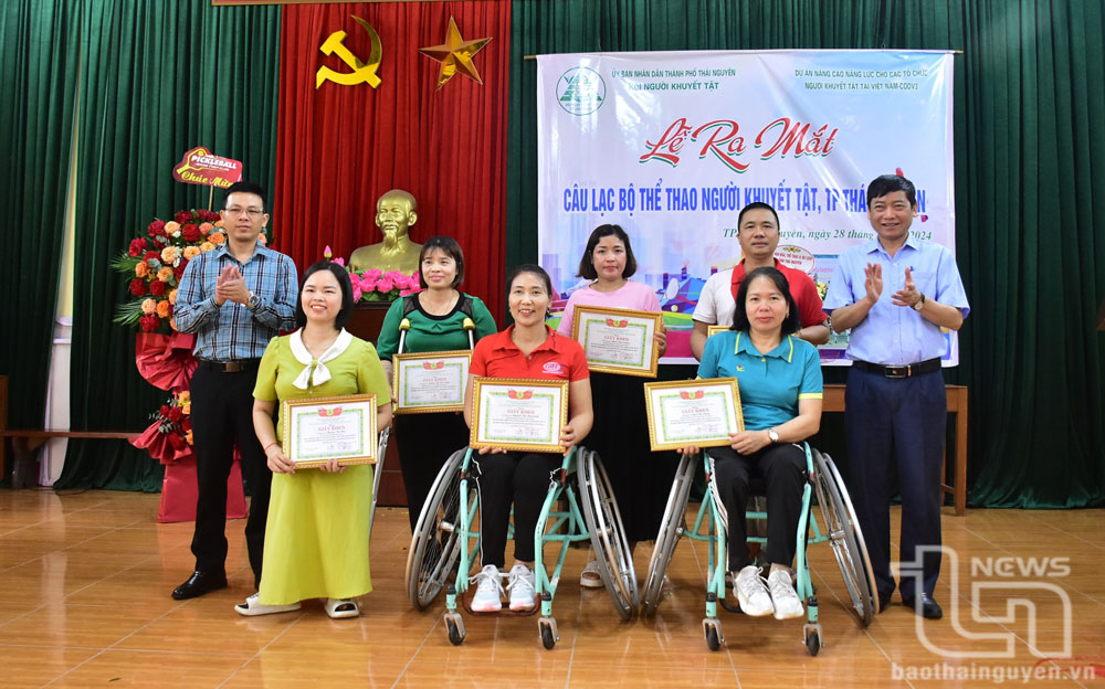 Hội Người khuyết tật TP. Thái Nguyên khen thưởng các hội viên tiêu biểu trong phong trào luyện tập thể dục, thể thao.