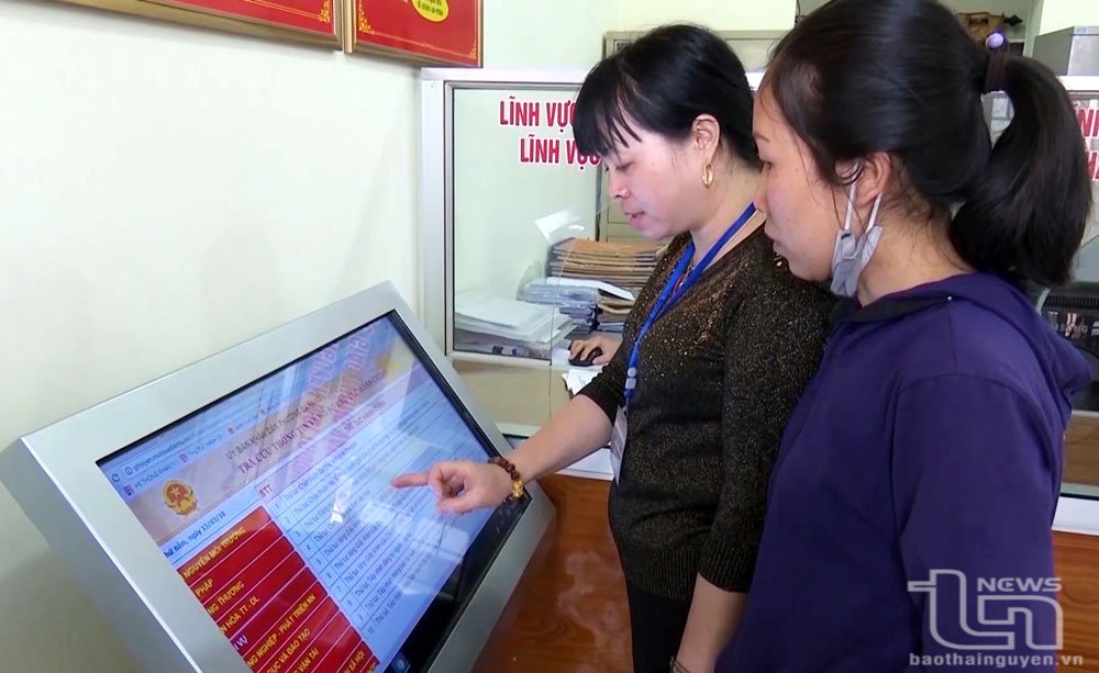 Cán bộ phường Ba Hàng (TP. Phổ Yên) hướng dẫn người dân thực hiện thủ tục hành chính trên nền tảng các ứng dụng công nghệ.