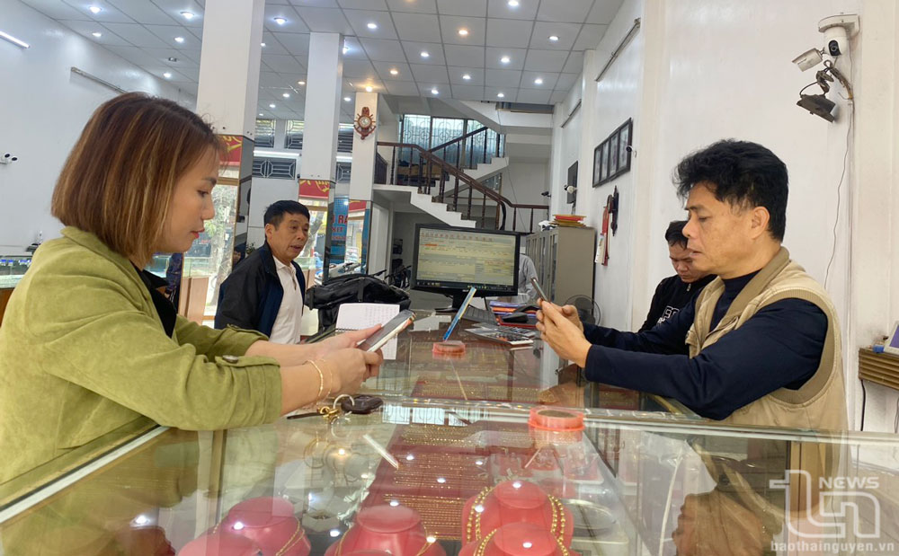 Người dân chọn mua vàng tại Chi nhánh Công ty CP Tập đoàn Vàng bạc đá quý Doji tại Thái Nguyên (trên đường Lương Ngọc Quyến, TP. Thái Nguyên).