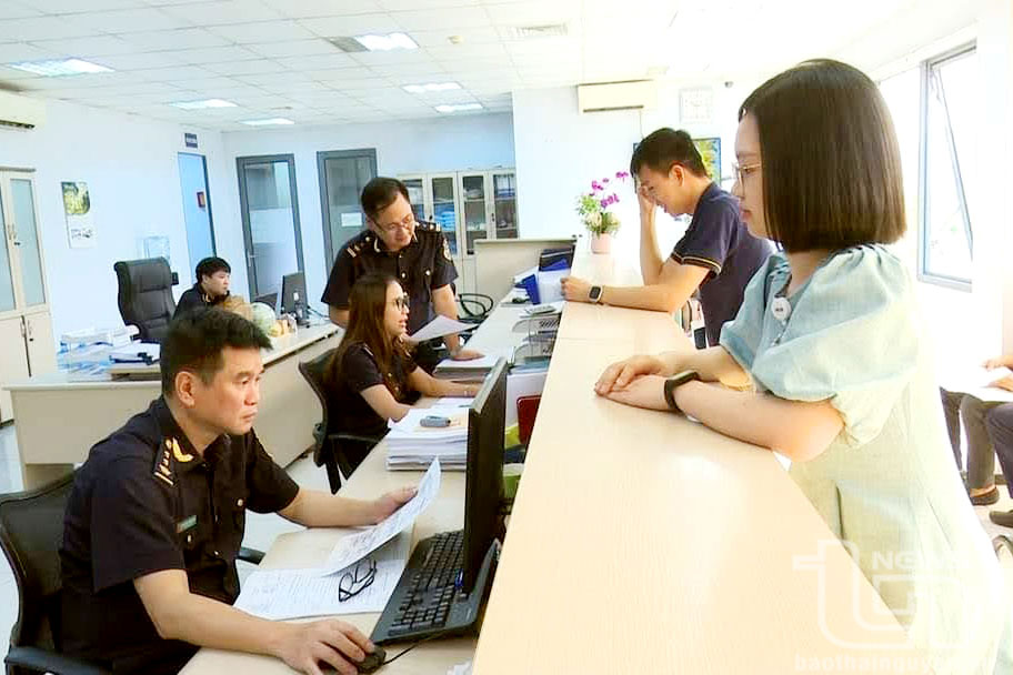 Công chức Chi cục Hải quan Thái Nguyên kiểm tra hồ sơ xuất nhập khẩu hàng hóa.