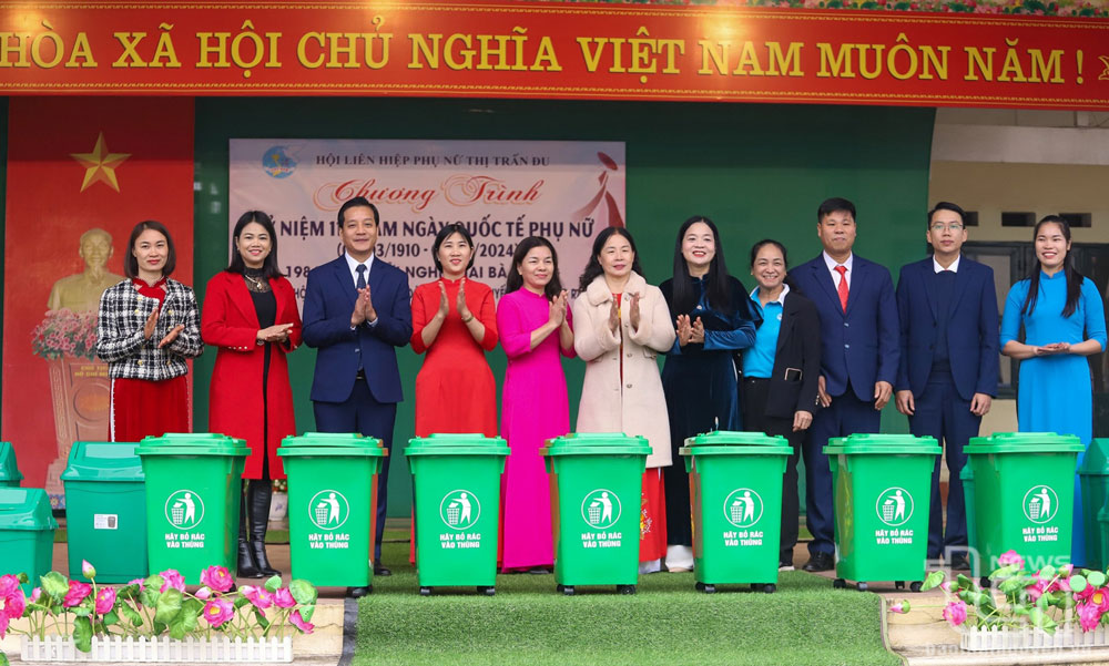 Hội Liên hiệp Phụ nữ thị trấn Đu tặng thùng rác cho các chi hội để tuyên truyền, vận động hội viên và người dân chung tay bảo vệ môi trường.