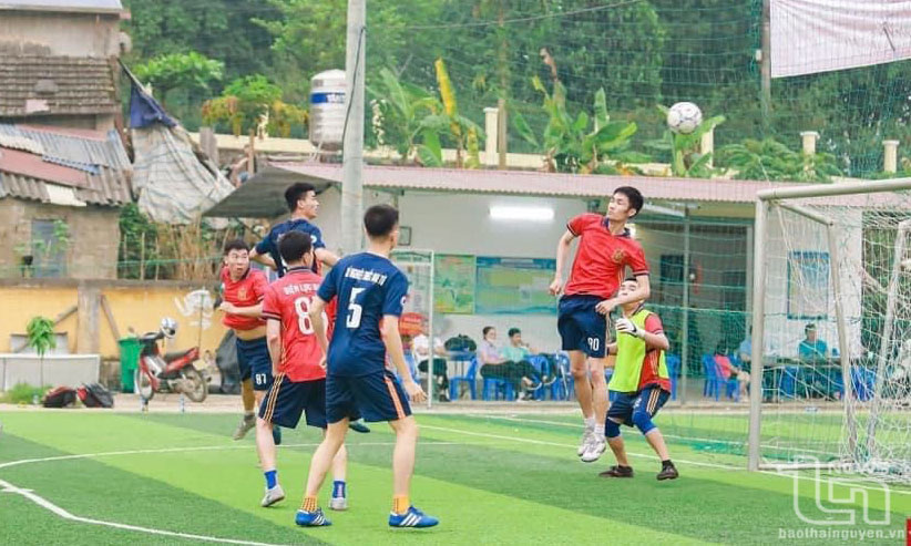 Đoàn viên, thanh niên thị trấn Hùng Sơn (Đại Từ) giao lưu bóng đá.