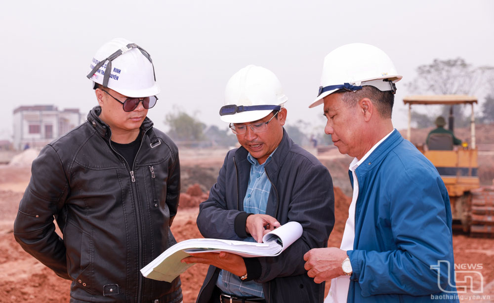 제5 순환도로의 타이응웬 부빙현에서 박장성까지 연결하는 구간 건설공사에서 투자자와 감독 자문단 대표들은 정기적으로 공사현장에 참석하여 공사 품질을 감독하고 관리한다.