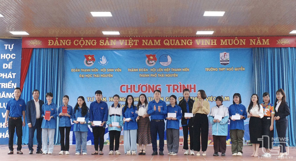 Thành đoàn, Hội Liên hiệp Thanh niên, Hội đồng Đội thành phố Thái Nguyên trao tặng học bổng cho học sinh, đoàn viên có hoàn cảnh khó khăn.