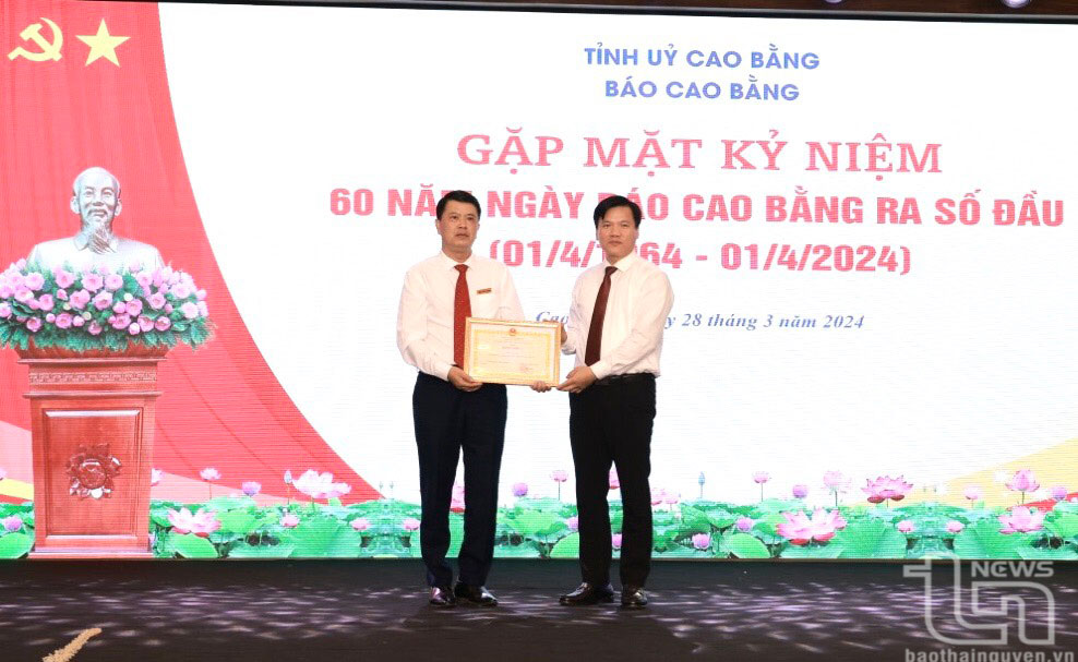 Phó Chủ tịch UBND tỉnh Cao Bằng Trịnh Trường Huy trao Bằng khen tặng tập thể Báo Cao Bằng.