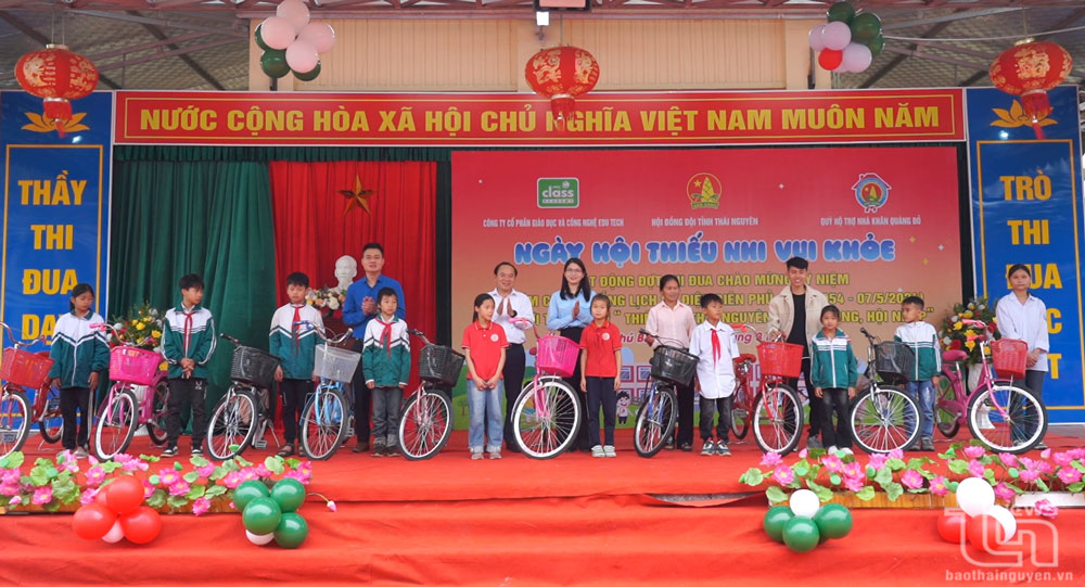 Đại diện Hội đồng Đội tỉnh trao tặng 10 xe đạp cho các em thiếu nhi có hoàn cảnh khó khăn của huyện Phú Bình.