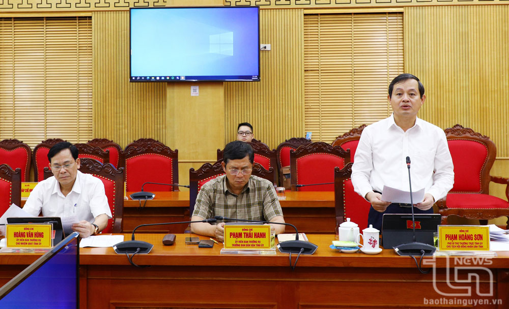 Đồng chí Phó Bí thư Thường trực Tỉnh ủy Phạm Hoàng Sơn điều hành phần thảo luận tại Hội nghị.