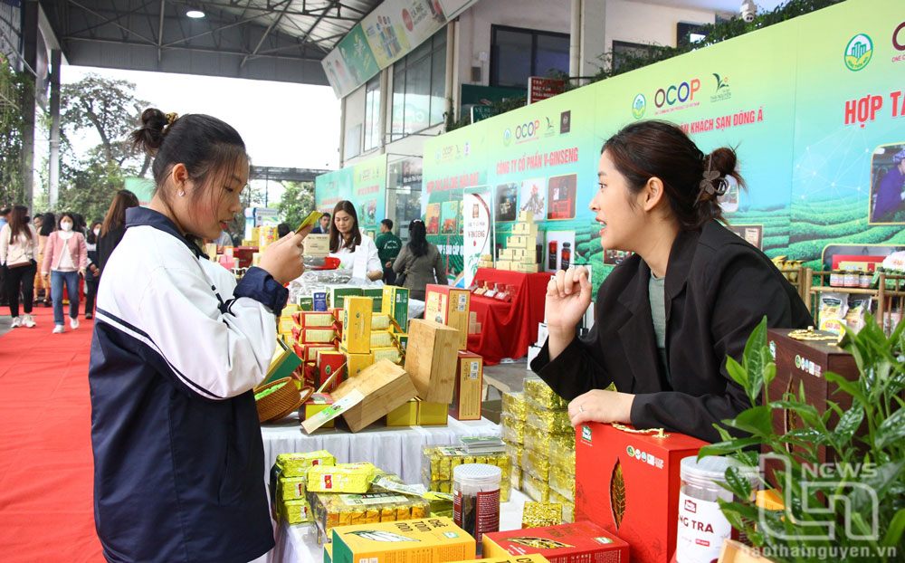 Nhiều học sinh cũng đến tìm hiểu về các sản phẩm OCOP của Thái Nguyên.