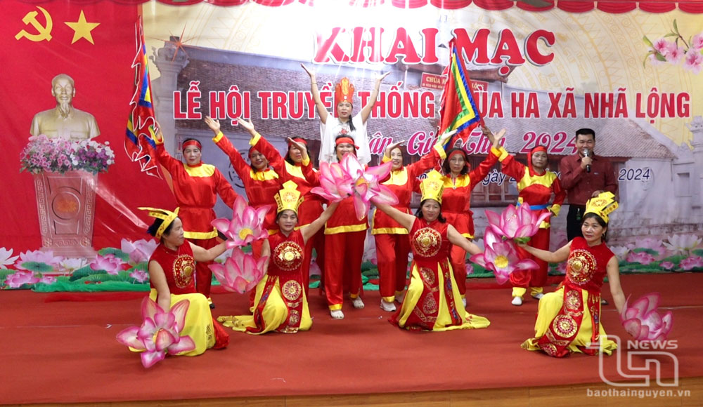Biểu diễn văn nghệ tại Lễ hội truyền thống chùa Ha (xã Nhã Lộng, Phú Bình) năm 2024.