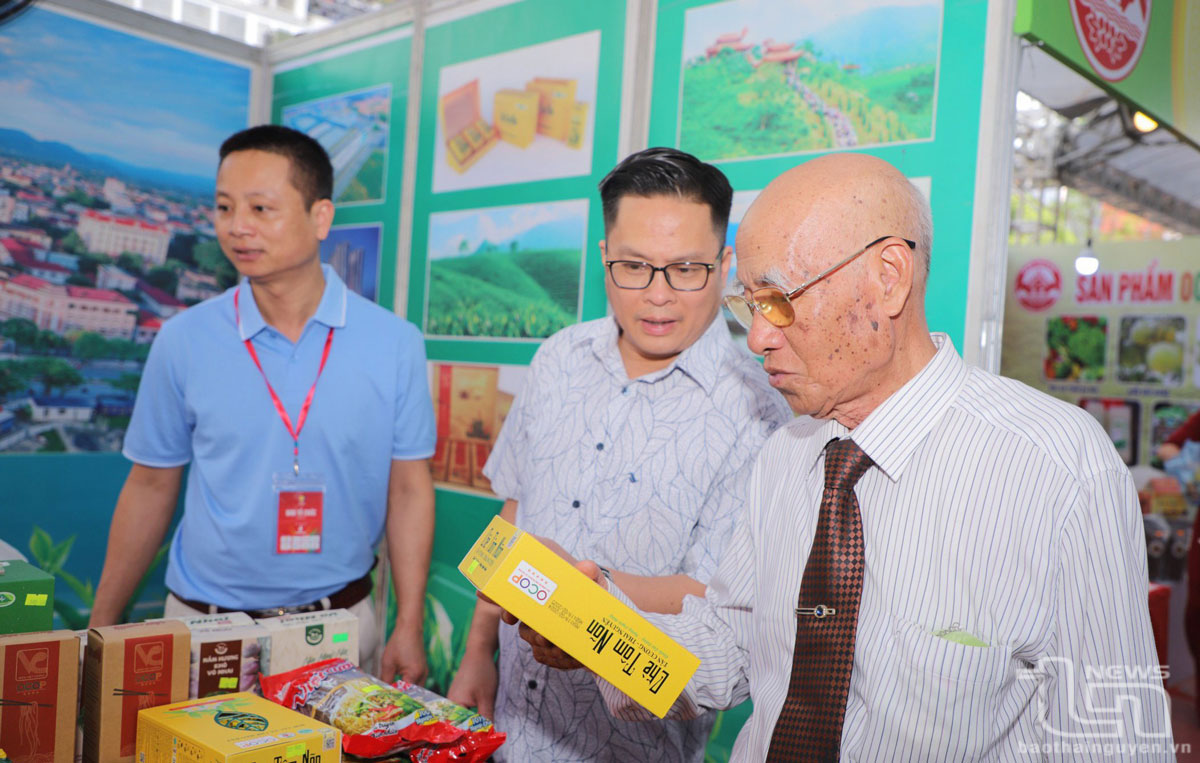 Các đại biểu tham quan gian trưng bày sản phẩm OCOP tỉnh Thái Nguyên tại không gian Hội Báo.
