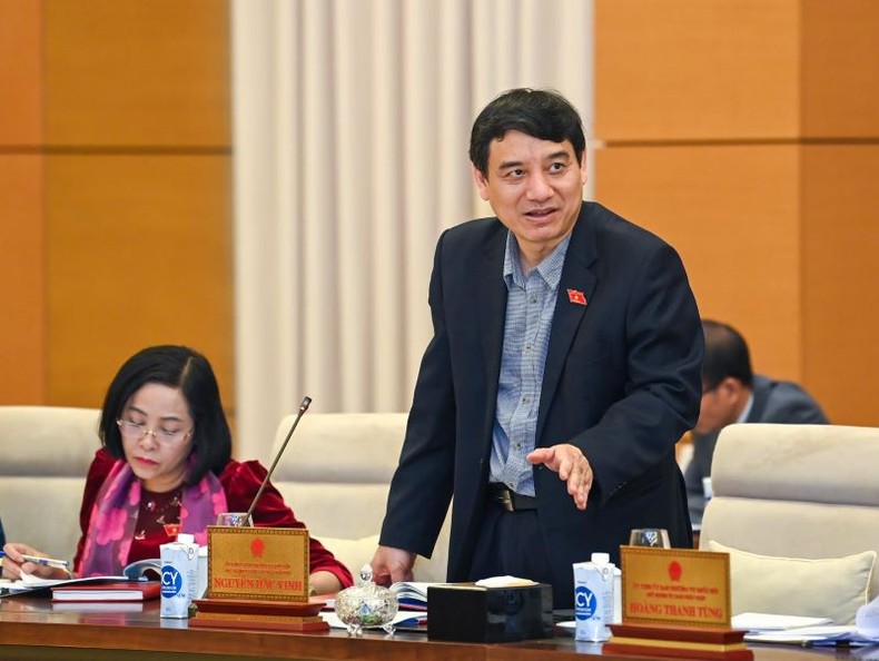 Chủ nhiệm Ủy ban Văn hoá, Giáo dục Nguyễn Đắc Vinh phát biểu ý kiến tại phiên họp.