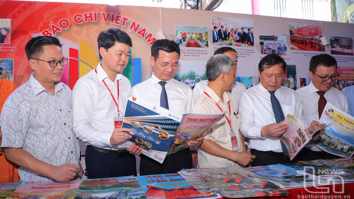 Các đại biểu tham quan gian trưng bày các ấn phẩm báo chí của Hội Nhà báo Thái Nguyên và hội nhà báo các tỉnh miền núi phía Bắc.