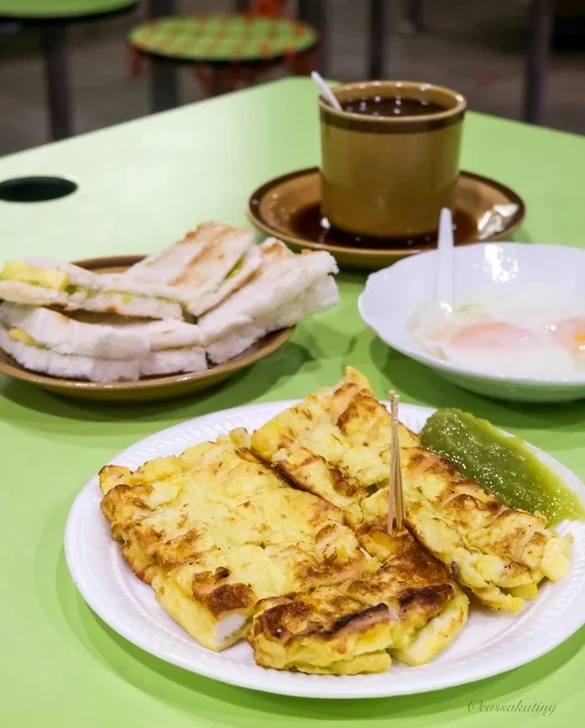 Chiếc bánh này kết hợp giữa bánh mì nướng kaya kiểu Singapore cổ điển với bánh mì nướng trứng có vị đậm đà. Ăn kèm với lượng kem kaya thơm mùi lá dứa