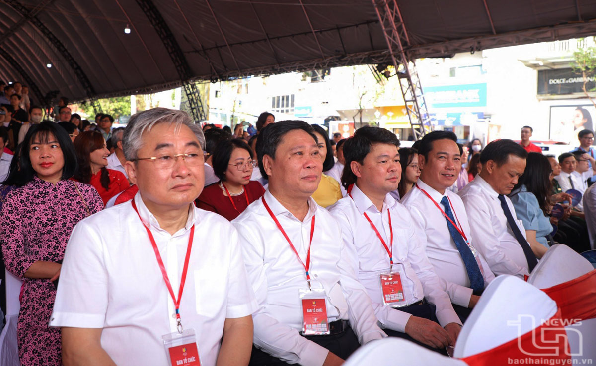 Lãnh đạo Báo Thái Nguyên và các cơ quan báo chí tham dự Lễ khai mạc.